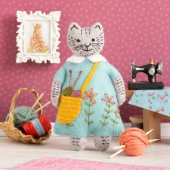 Mrs. Cat Loves Knitting Wool Mix Felt Craft Kit